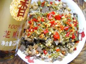 蒸好的茄子淋上芝麻油，拌匀食用。