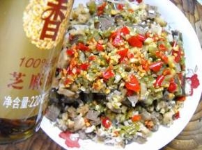 蒸好的茄子淋上芝麻油，拌匀食用。