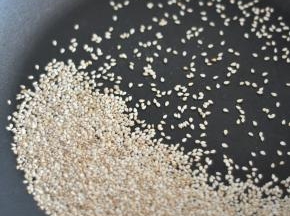 锅里不倒油，小火干烘，边搅拌，边把白芝麻炒香，稍变色离火晾凉。