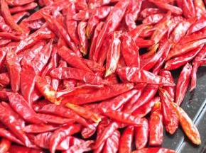 用湿布，把干辣椒表面上的浮尘擦净。