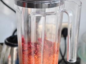 把干辣椒倒入破壁机中，选择“研磨”功能。