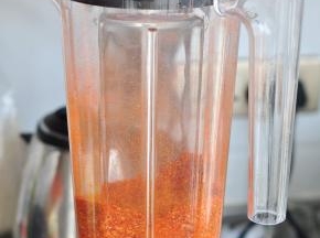 搅打一会，举起杯身摇晃一下，让辣椒更加均匀。