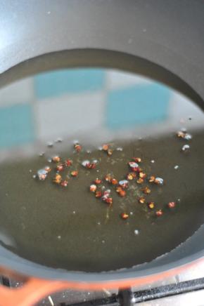锅里倒入大量的油，放入花椒，小火炸香。