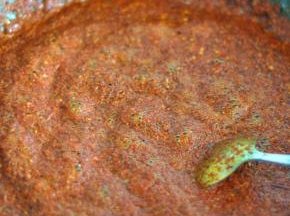 花椒变色后捞出，关火。
把三分之一辣椒面倒入，稍稍搅拌。
搅拌均匀后，再倒入三分之一。