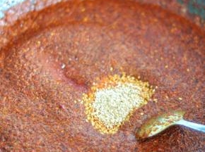 继续搅拌均匀，将剩下的辣椒面全部倒入，加入盐、白芝麻、味精拌匀。