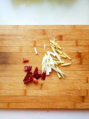 切好葱姜蒜干辣皮