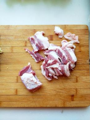 五花肉400克，切薄片