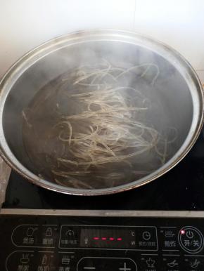 粉条先放在温水里泡软