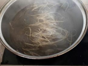 粉条先放在温水里泡软