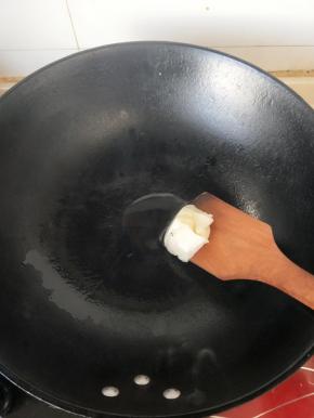 铁锅烧热放一点大油和植物油。。没有大油的可不放/