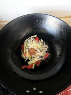 放入辅料和酸菜翻炒