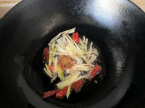 放入辅料和酸菜翻炒