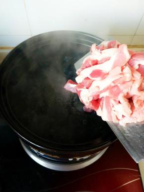 砂锅内水滚开下切好的肉皮的肉片和适量姜片
