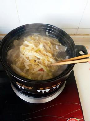 在倒入炒好的酸菜。煮到粉条软烂就可以尝味关火了