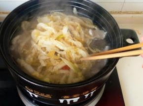 在倒入炒好的酸菜。煮到粉条软烂就可以尝味关火了