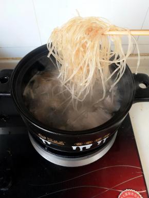 放入事先泡软的粉条