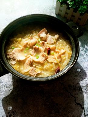 好吃的酸菜炖白肉做好了，很简单。