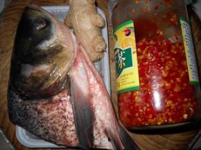 准备好鱼头和剁椒。