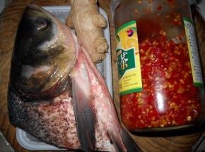 准备好鱼头和剁椒。