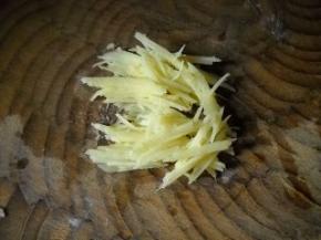 生姜去皮、洗净、切细丝；香葱洗净、切细粒备用。