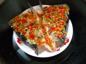 放入锅中，隔水蒸15分钟。