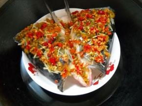 放入锅中，隔水蒸15分钟。