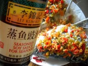 蒸好的鱼头，淋上蒸鱼豉油和芝麻油，撒上葱粒即可。