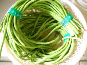 准备好脆嫩新鲜豇豆。