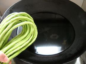 锅中水烧开，放入豇豆，烫至全部变为青绿色。