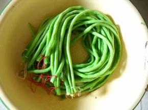 捞出沥干水分，用细绳一一捆好。