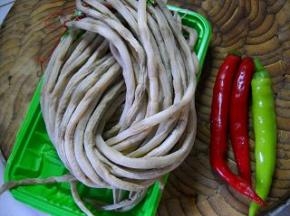 晒好的豇豆清理好；准备好青红椒。