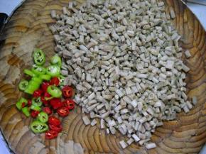 豆角切寸长小粒；蒜拍破；青红椒切小段备用。