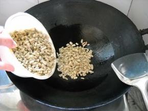 锅中油热，爆香蒜粒，倒入豇豆，加盐翻炒。