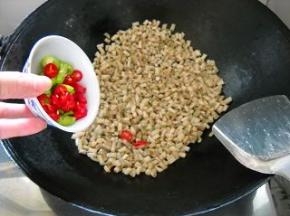 倒入青红椒，加入盐，炒匀。
