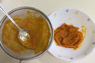 把蒸熟的南瓜捣成泥，然后过筛备用。