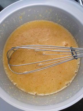 鸡蛋打散和白砂糖混合