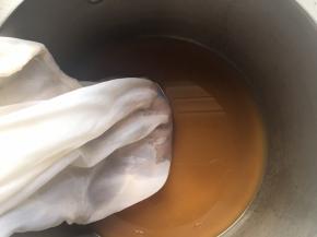 熬好的梨茸晾凉，用纱布袋过滤出梨汁