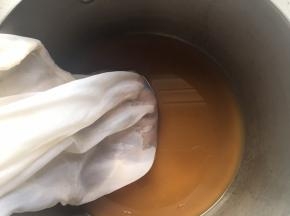 熬好的梨茸晾凉，用纱布袋过滤出梨汁