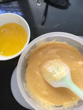 黄油隔水融化 或放微波炉里叮10秒 加一半到面糊了 搅拌均匀 以半圆弧形搅拌 或画井字型搅拌至无颗粒 再加入另一半黄油