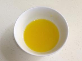 黄油放在微波炉中加热40秒至完全融化，放凉后备用。（此处时间仅供参考，建议大家10～20秒的加热，加热时间不要一次性设定太多了）