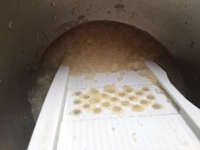 将梨擦成梨茸，这个过程也很漫长