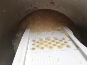 将梨擦成梨茸，这个过程也很漫长