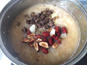 将梨茸放入一个足够大的锅内，加入去核的红枣，冰糖，姜丝，掰碎的罗汉果，中大火烧开