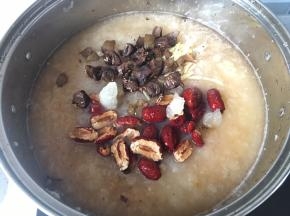 将梨茸放入一个足够大的锅内，加入去核的红枣，冰糖，姜丝，掰碎的罗汉果，中大火烧开