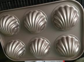 出炉马上倒扣 倒扣的时候要小心 因为模具容易脱模 别掉下来 砸一脸