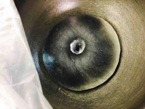 基础发酵后，手指沾粉，按一下，不塌陷，不回缩即可，排气，覆盖保鲜膜松弛15分钟