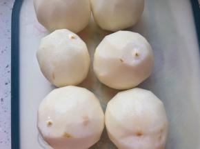 将梨削皮，这一步要有耐心