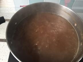 这个熬煮的过程也很漫长，要有耐心