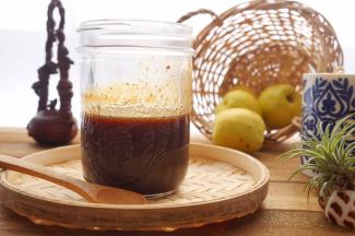 趁热装入瓶中，凉了就变的更粘稠，不如热的时候好装瓶