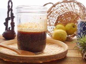 趁热装入瓶中，凉了就变的更粘稠，不如热的时候好装瓶